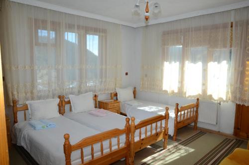特里格拉德克里斯塔尔旅馆的卧室设有两张床,带两个窗户