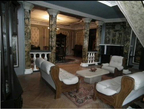 西格纳吉Irma的客厅配有沙发、椅子和桌子