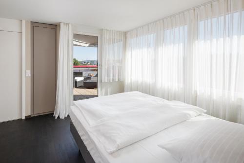 格拉特布鲁格achesa homes的卧室配有白色的床和窗户。