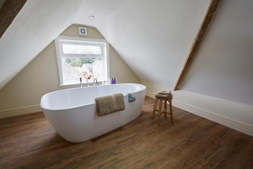 林德赫斯特Lyndhurst House的阁楼上带白色浴缸的浴室