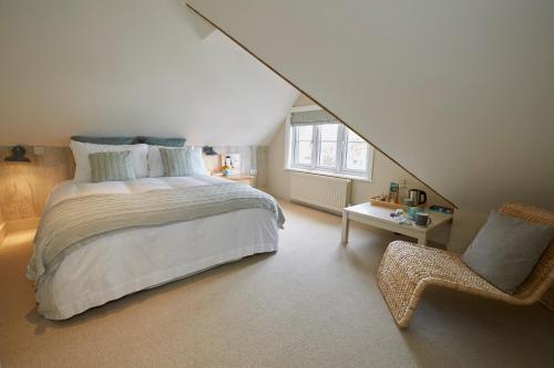林德赫斯特Lyndhurst House的一间卧室配有一张大床和一把椅子