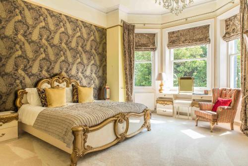 伯恩茅斯Derby Manor的一间卧室设有一张大床和一个窗户。