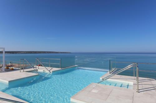 帕尔马海滩帕尔马湾伊波索尔酒店 - 仅限成人的一座背景海洋的游泳池