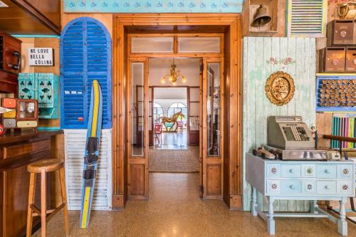 帕格拉贝拉科利纳1953年一号老式酒店的墙上有一扇带冲浪板的门的房间