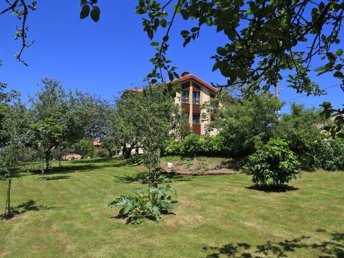 利亚内斯茹拉勒阿克拉公寓的一座树木繁茂的院子中的房子