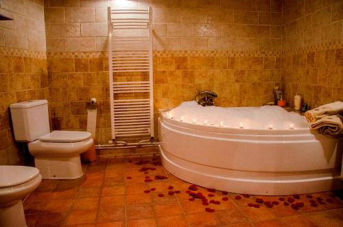 FontanarAlojamiento Rural Pelijas的浴室配有白色浴缸和卫生间。