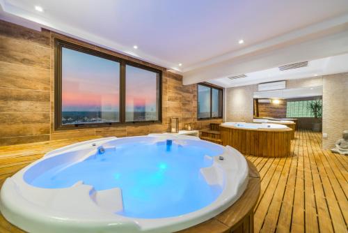 本图贡萨尔维斯Hotel Laghetto Bento的大型浴室设有大浴缸和两个水槽