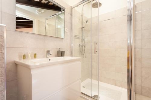 罗维尼维多利亚之家旅馆的一间带水槽和淋浴的浴室