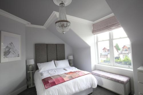 博特夫加滕High Terrace Apartment的白色的卧室设有床和窗户