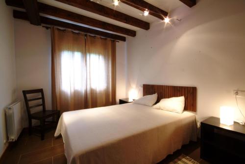 温克拉La Trufa Roja的卧室配有白色的床和椅子