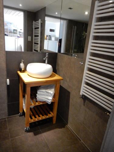 米兹多洛杰Holiday Home SLAVIA NEW 012的一间带水槽和淋浴的浴室