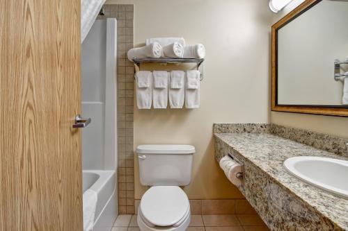 落基山庄落基山庄坎纳塔酒店的一间带卫生间和水槽的浴室