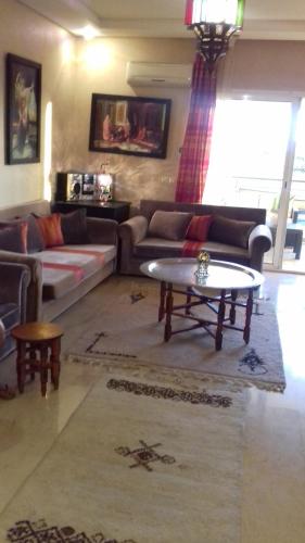 达布阿扎Perle de Tamaris的带沙发和咖啡桌的客厅