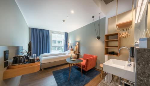 韦尔斯普罗波格酒店的酒店客房配有床、书桌和水槽