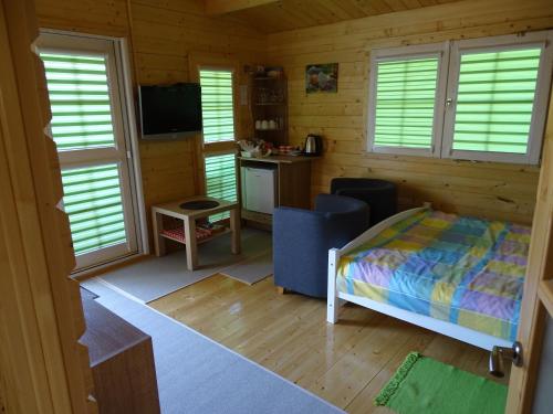 米兹多洛杰Lesny domek的小木屋内一间卧室,配有一张床