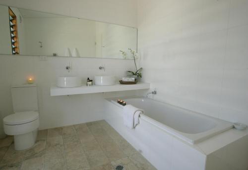 勒弗戴尔托尼克酒店的白色的浴室设有浴缸和卫生间。