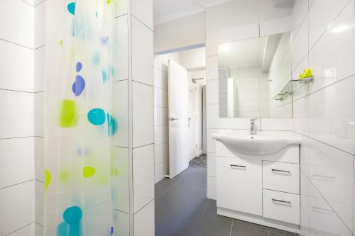 班克斯镇Nightcap at Hume Hotel的白色的浴室设有水槽和淋浴。