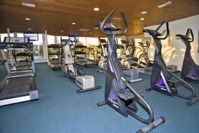 沃特福德林地休闲中心酒店的一间健身房,里面设有一排跑步机