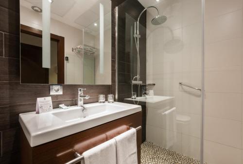 卡尔佩酒店的一间浴室