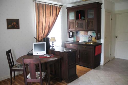 维尔扬迪来宾公寓的厨房配有桌子和电脑