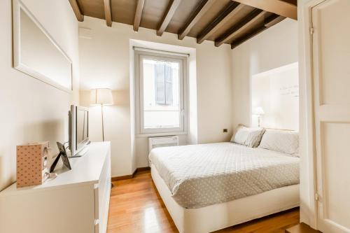 罗马Navona Bernini Lodge的白色的卧室设有床和窗户