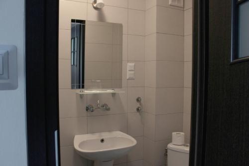 科沙林Hotel City的一间带水槽和卫生间的浴室