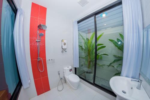 廊开休闲时光酒店的带淋浴、卫生间和盥洗盆的浴室