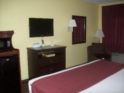 拉波特拉波特航道旅馆的配有一张床和一台平面电视的酒店客房