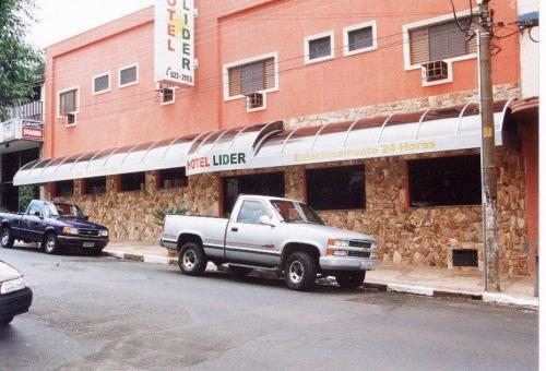 卡坦杜瓦Hotel Lider - Catanduva的停在大楼前的白色卡车
