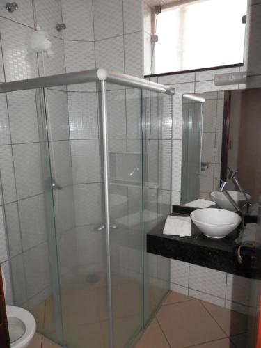 卡坦杜瓦Hotel Lider - Catanduva的一间带玻璃淋浴和水槽的浴室