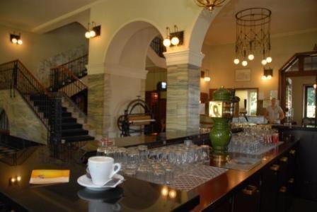 因特拉肯马腾霍夫度假村酒店的餐厅柜台上带玻璃杯的酒吧