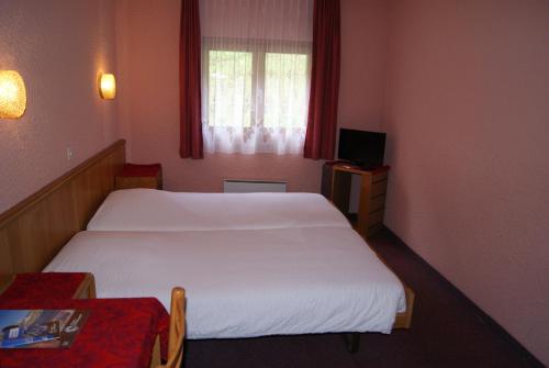 圣皮埃尔堡杜克莱特酒店的酒店客房设有床和窗户。