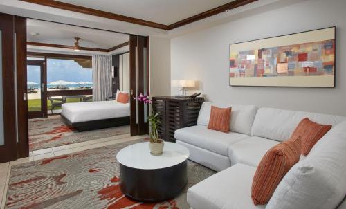 棕榈滩布库提及塔拉精品海滨度假村 - 仅限成人的客厅配有沙发和桌子