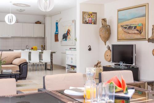 蒂瓦特Villa Tajna的客厅配有桌子和电视