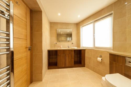 圣布雷拉德比亚里茨酒店 的一间带水槽和卫生间的浴室以及窗户。