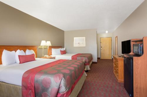 圣乔治华美达圣乔治酒店的酒店客房设有两张床和一台平面电视。