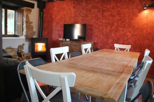 仕格莱Casa Soleta Ezcaray的一间带木桌和椅子的用餐室