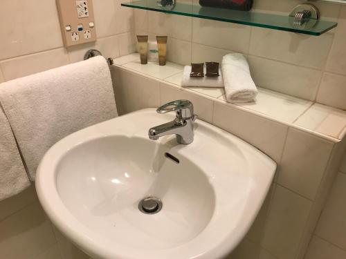 吉斯伯恩太平洋港汽车旅馆 的浴室设有白色水槽和毛巾