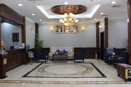 阿布扎比阿尔迪阿米娜酒店的大堂设有吊灯等候室
