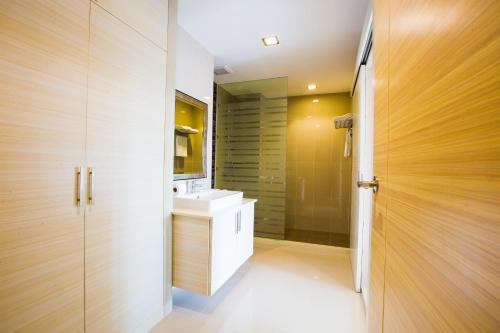 坤敬浪漫孔敬酒店的浴室设有白色水槽和镜子