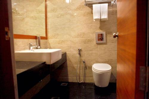 钦奈什莫纳柠檬树酒店的一间浴室