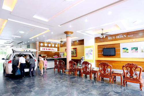 河江惠阳酒店的一间设有椅子和美食广场的餐厅