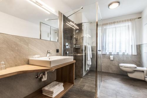拉维拉麂皮酒店的一间带水槽、卫生间和淋浴的浴室