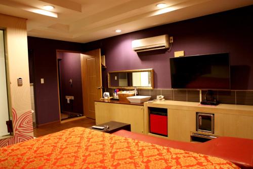 釜山V Motel Songdo的酒店客房,配有床和电视