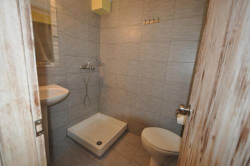 利迈纳里亚华索一室公寓的一间带卫生间和水槽的浴室