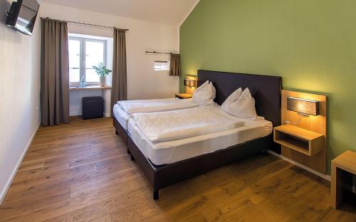 Dohm-Lammersdorf穆尔施霍夫酒店的一间卧室,卧室内配有一张大床