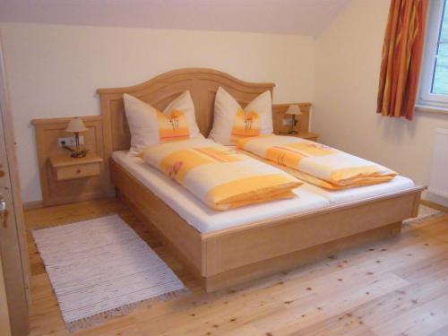 普鲁格恩Hintereggerhof的一间卧室配有两张带黄白色枕头的床