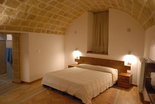 乌真托El Tablao的一间卧室设有一张带石质天花板的大床