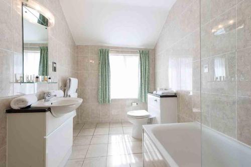 道格拉斯拉特兰酒店的带浴缸、盥洗盆和卫生间的浴室