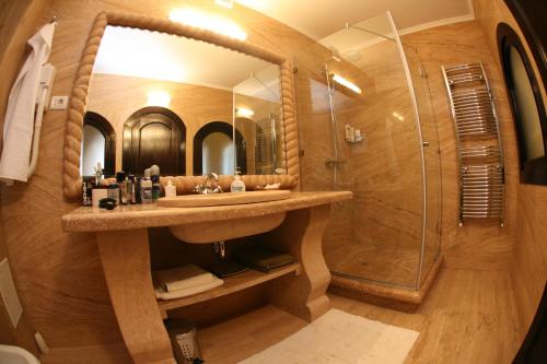 巴塔卡萨巴塔旅馆的一间带水槽和淋浴的浴室